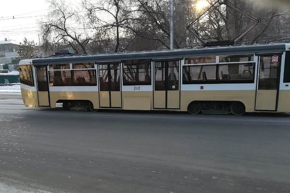 Трамвай встал на улице Тимирязева из-за отвалившегося колеса в Иркутске. Фото: группа ДТП38RUS.