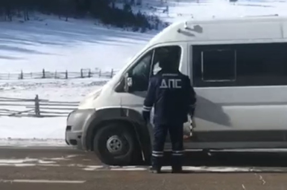 В Ольхонском районе сотрудники полиции поймали водителя, незаконно перевозившего пассажиров.