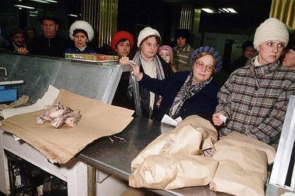 Простым смертным в СССР вход в спецмагазины был закрыт, поэтому им приходилось стоять в огромных очередях за скудным ассортиментом (Фото: allpravda.info).