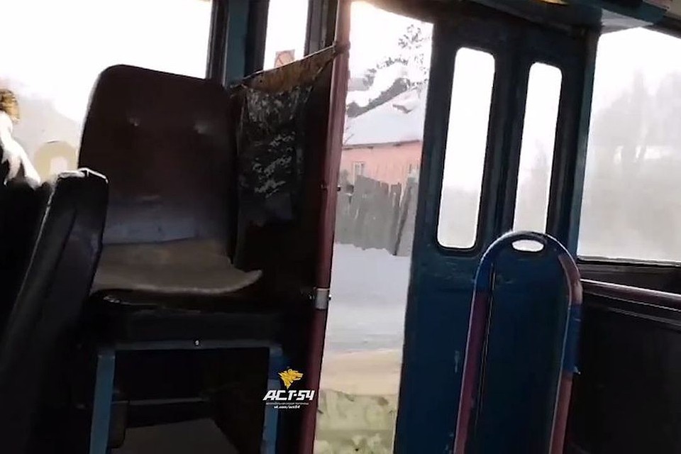 Стоп-кадр с видео Новосибирской службы эвакуации АСТ-54.