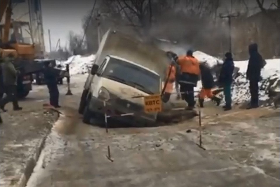 Грузовик вытаскивали краном
