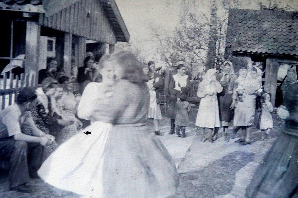 Советские переселенцы в одном из поселков Правдинского района. Фотография начала 1950-х годов.