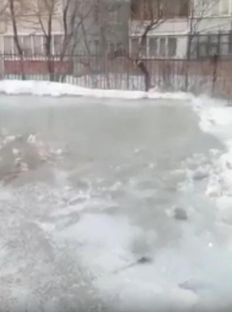 В Омске затопило двор на улице Богдана Хмельницкого