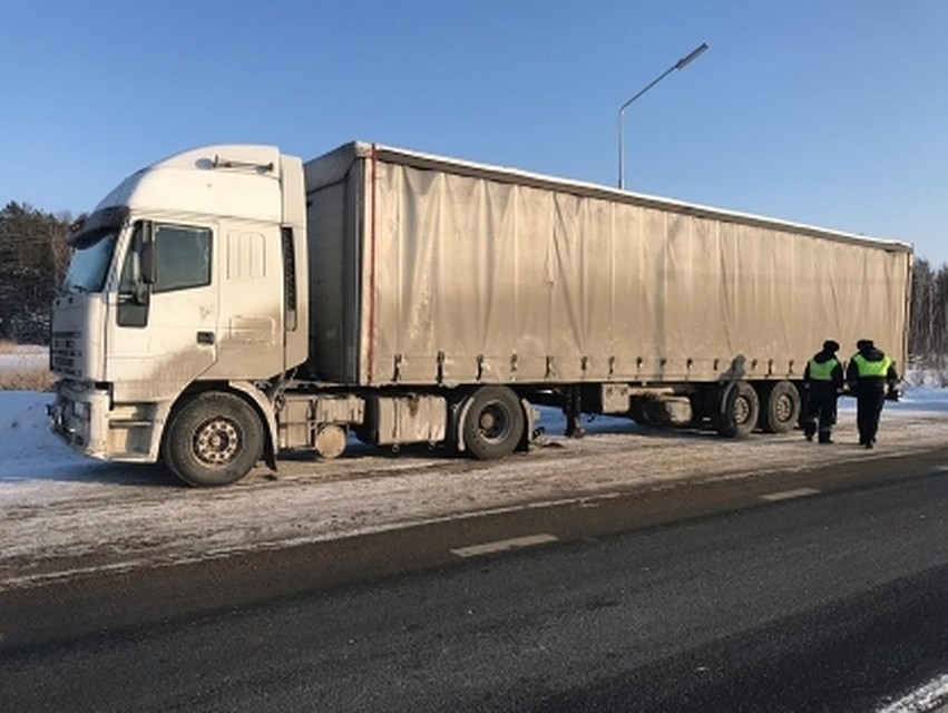 На омской трассе погиб дальнобойщик, ремонтировавший машину