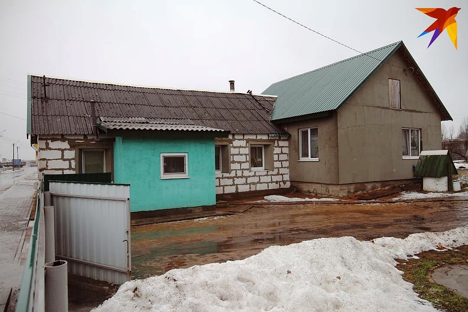 Дом, в котором живет семья подростка в Столбцах.