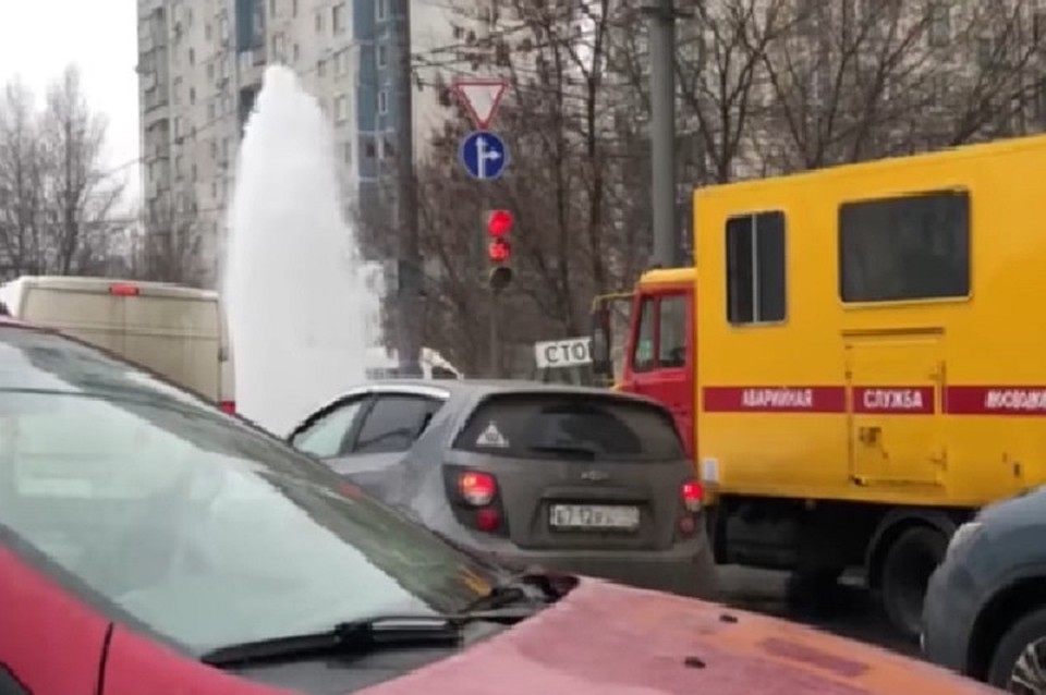 Трехметровый фонтан начал бить из-под асфальта в Москве. ФОТО: стоп-кадр с видео