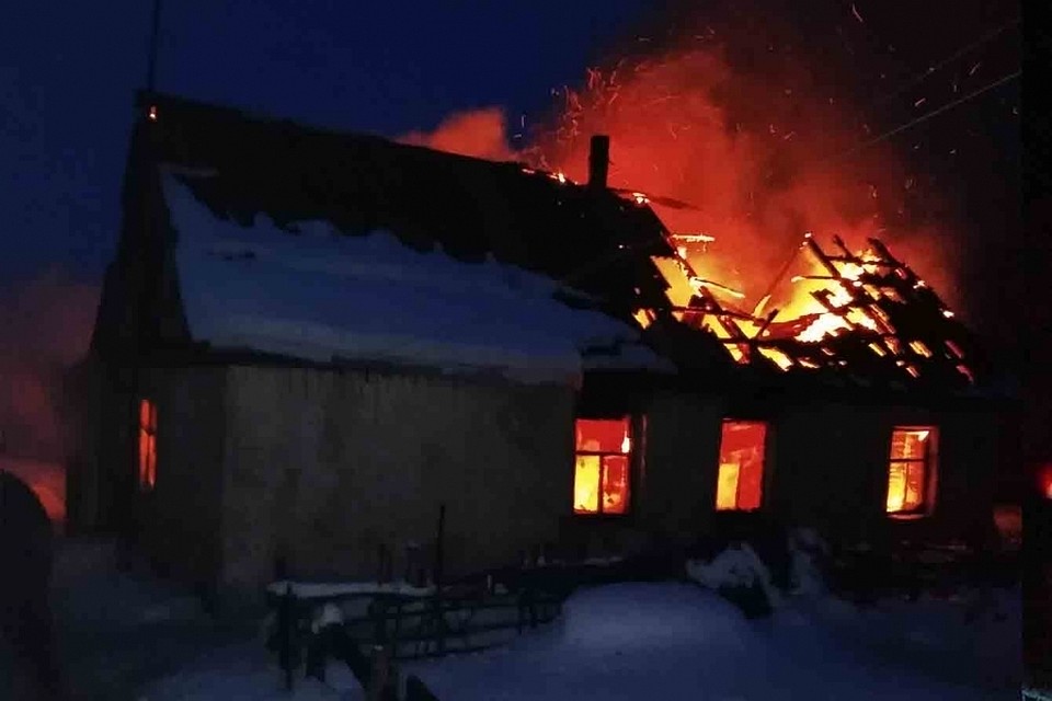 Под Липецком вспыхнул дом и сарай
