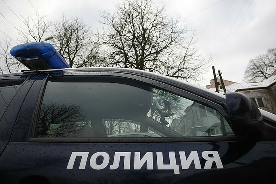 На Кубани молодые люди попали на угнанной иномарке в аварию и подожгли ее