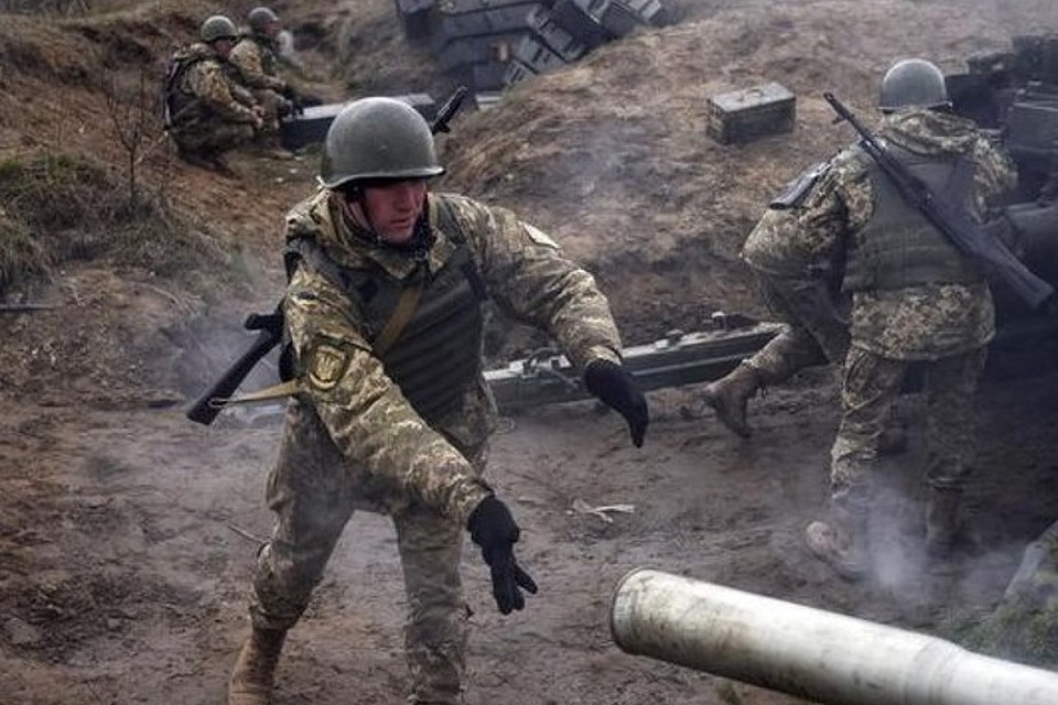 Пока политики топчутся на месте, обстрелы продолжаются. Фото: d.digests.nhub.news