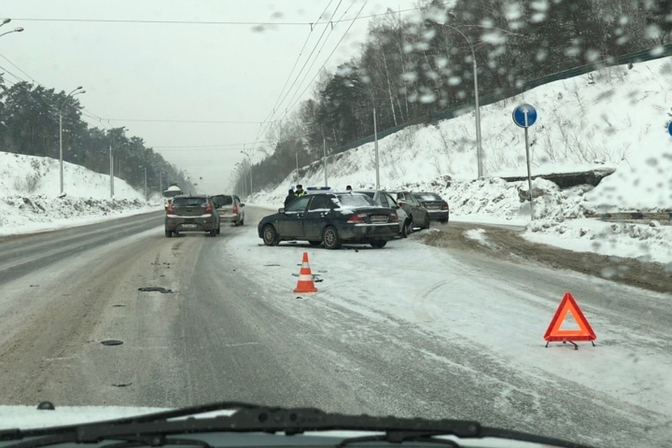 Раскидало по дороге: в Кемерове произошло ДТП с четырьмя автомобилями. Фото: vk.com, "Инцидент Кемерово".
