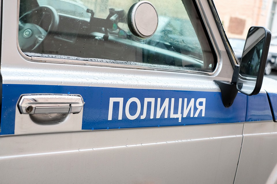 Возле детского сада в Петербурге нашли труп мужчины в белых перчатках