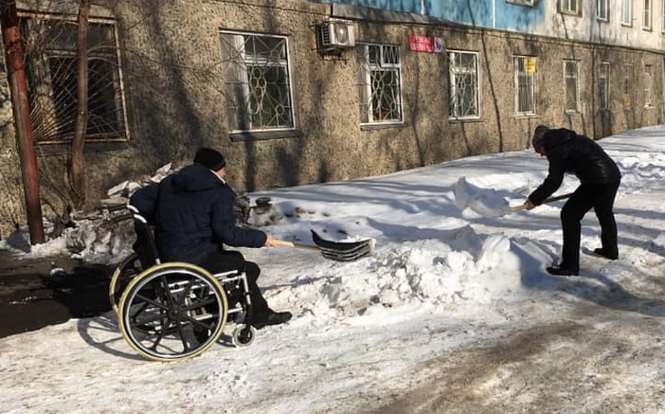 Инвалиды почистили двор от снега. Фото: Владимир Корнев