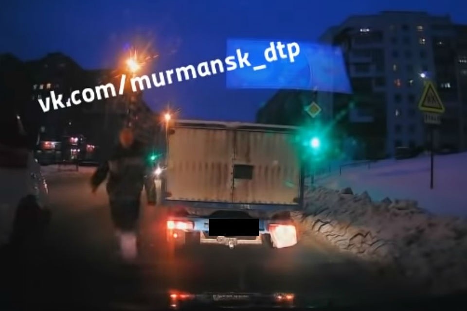Водитель "ГАЗели" зажал водителя легковушки и вышел поговорить с ним. Фото: vk.com/murmansk_dtp