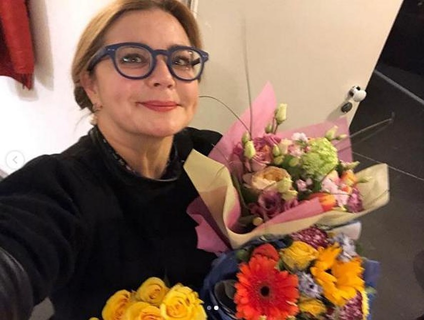 Поклонники то и дело восхищаются пышными формами 40-летней артистки.
