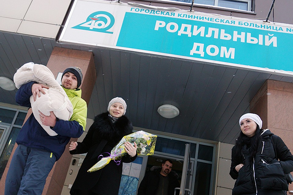 В нашей ситуации, когда мы ожидаем глубокий провал рождаемости, его преодолеть можно, только сделав популярной семью с тремя детьми