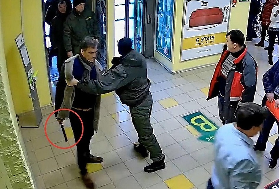 На фото Андрей Калетин, угрожающий шокером, сотруднику ЧОП «СОВА». А по закону за электрошокер кто-то ответит? Фото: скрин с камер видеонаблюдения