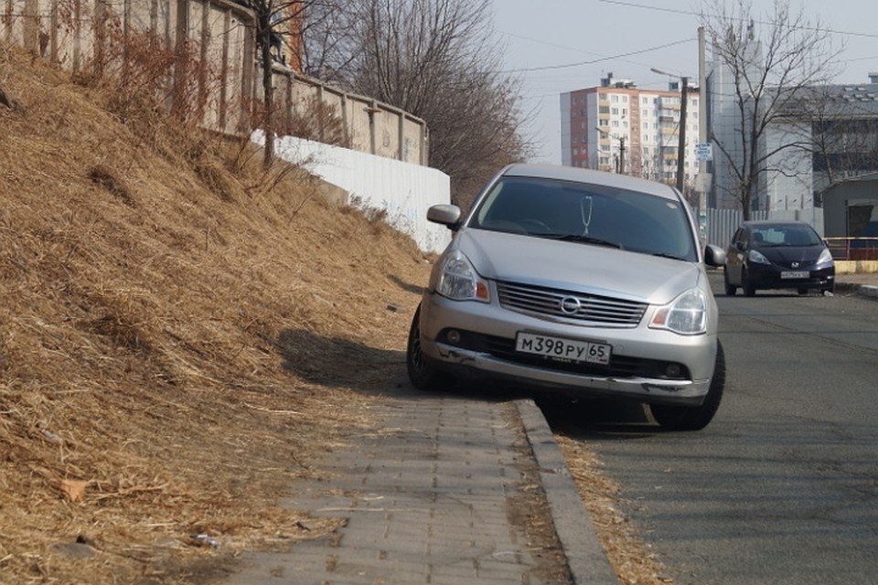 Нехватка стоянок и человеческая жадность стали причиной проблем на Тобольской улице