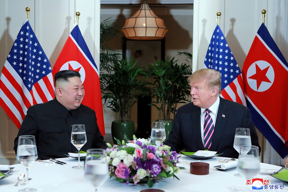 Ким Чен Ын (слева) и Дональд Трамп