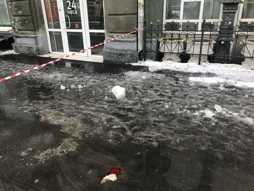 На Московской глыба льда убила пенсионера. Фото СУ СКР
