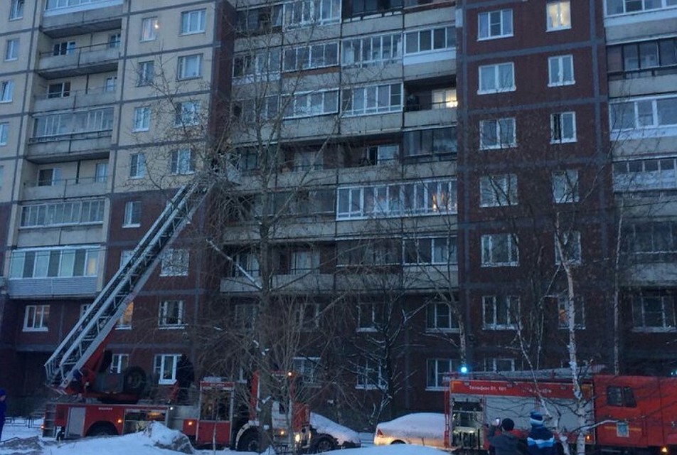 Пожарные тушили огонь с помощью автолестницы Фото: ДТП и Чп Петербурга