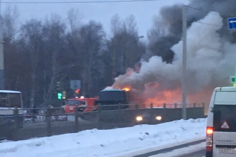 Сначала было непонятно, что горит. Кто-то предположил, что это троллейбус №9/ФОТО: соцсети