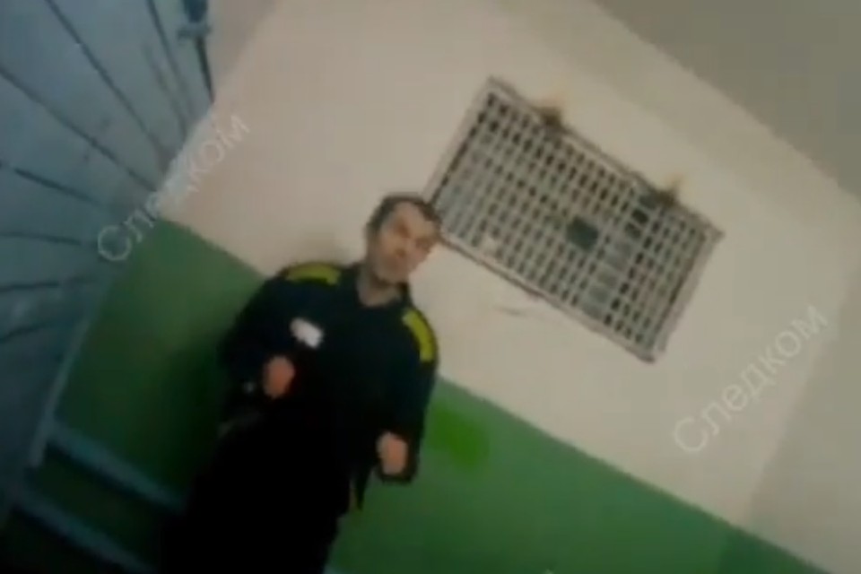 Мужчина вел себя неадекватно в камере ШИЗО. Фото: скриншот с видео