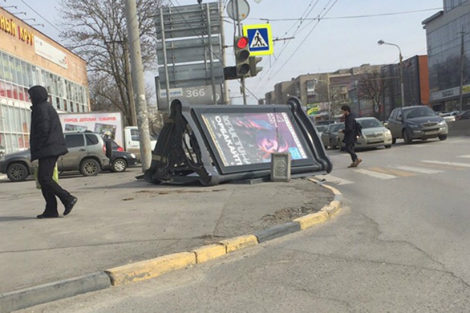 Стихия уже разыгралась не на шутку: вот, например, поваленная ветром рекламная конструкция на пр. Стачки. Фото: Станислав Мурзин.