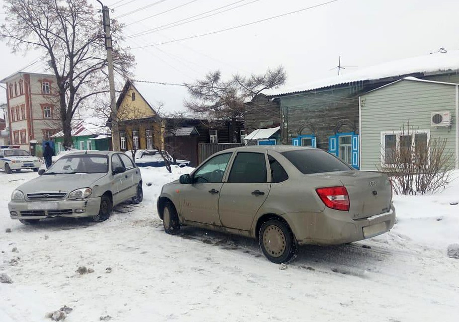 Два авто не "разошлись" на узкой дороге