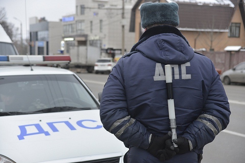На Яхтенной улице водитель такси врезался в ограждение и погиб.