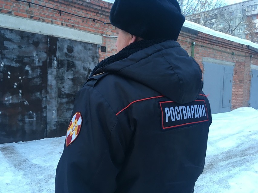 Омич в розыске выбросил пакет с наркотиками в сугроб на глазах у росгвардейцев