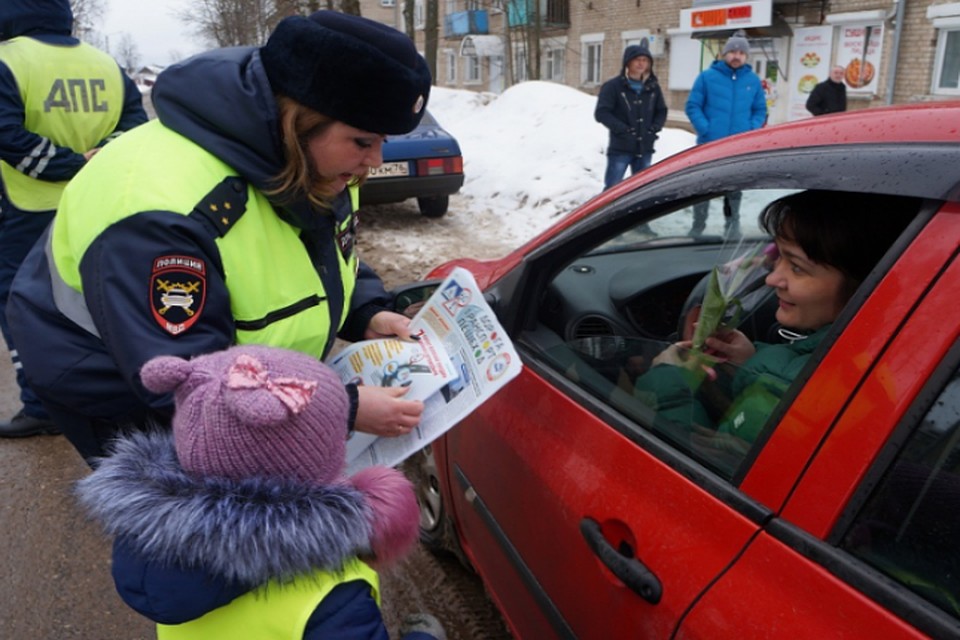 На помощь сотрудникам ГИБДД пришли юные воспитанники детского сада «Ленок»/ФОТО: Управление УМВД России по Ярославской области