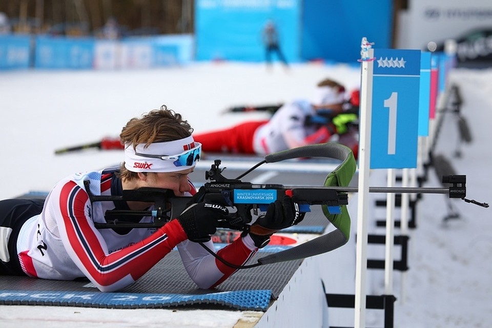 Чемпионом в спринтерской гонке биатлонистов стал россиянин Эдуард Латыпов