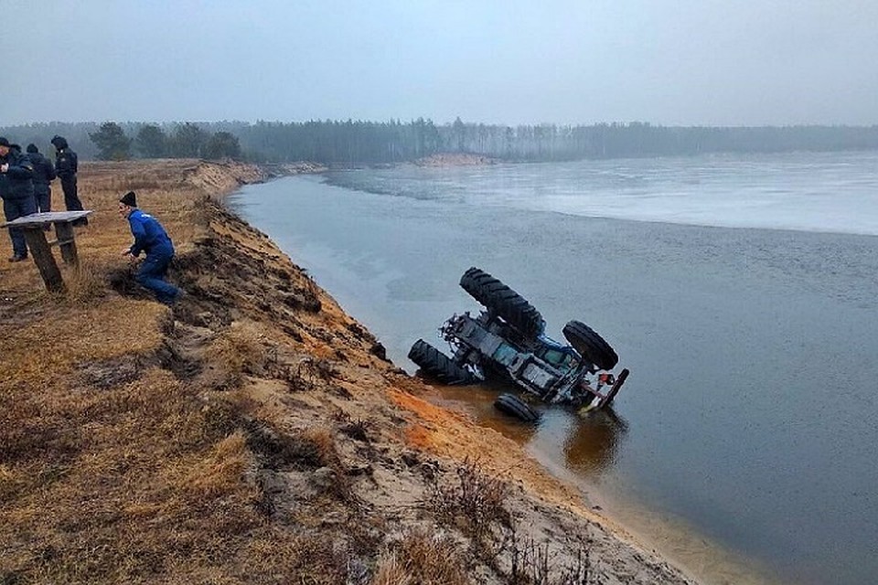 Трактор слетел с обрыва прямо в воду. Фото: СК.