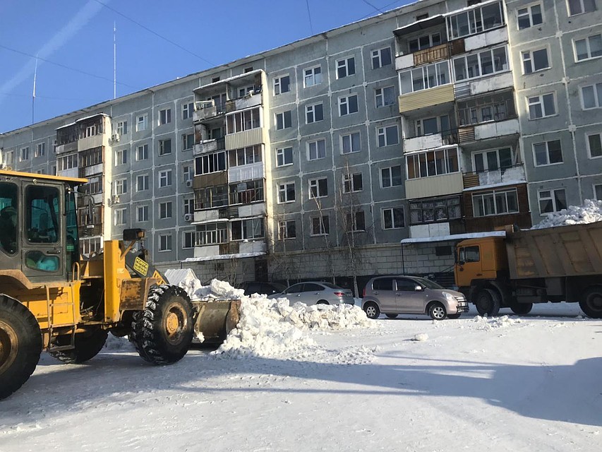В вывозе снега задействованы 22 КАМАЗа, 4 трактора МТЗ, 4 бобкэта, 3 фронтальных погрузчика, 2 снегопогрузчика, 2 ДЗ и 98 автогрейдеров.