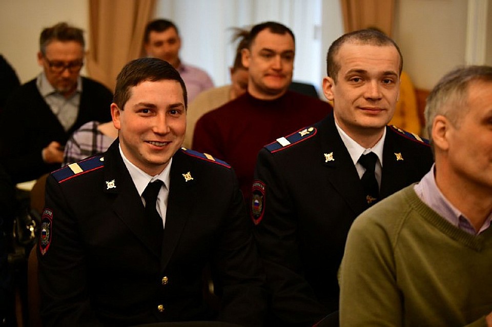 Мужчины первыми прибыли на помощь во время пожара на улице Стачек