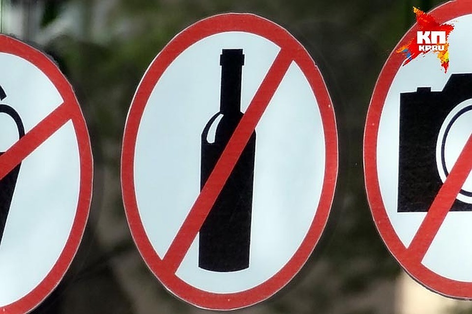 Продавец не спрашивала возраст покупателей, так как ее зарплата зависит от выручки