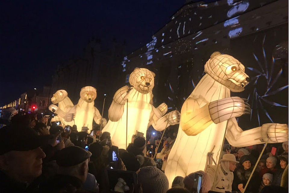 «Настоящая фантасмагория!»: четырехметровые светящиеся медведи прошлись по центру Красноярска.