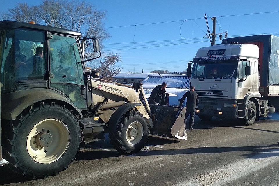 В Кирове трактор вытащил фуру с железнодорожных путей. Фото: vk.com/auto43