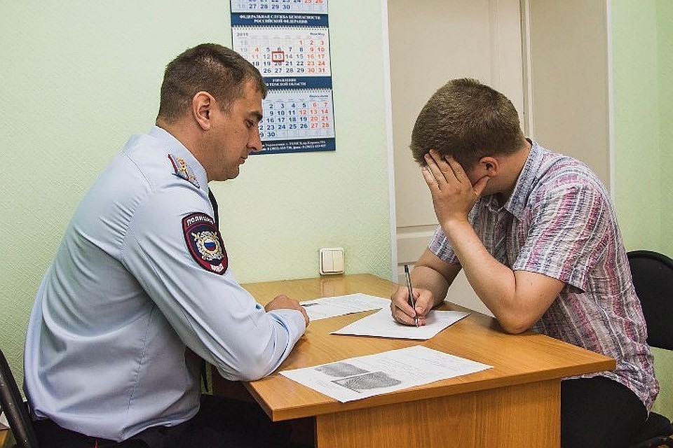 Мужчины хотели продать украденное, но не смогли нести тяжелую ношу и раздали прохожим