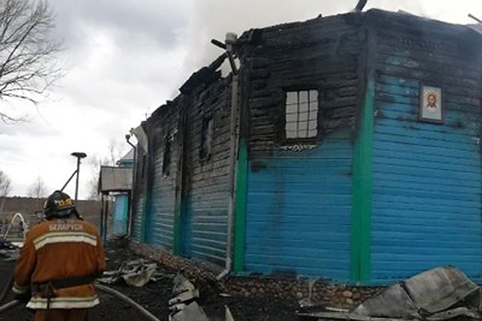 Огонь уничтожил крышу церкви. Фото brest.mchs.gov.by