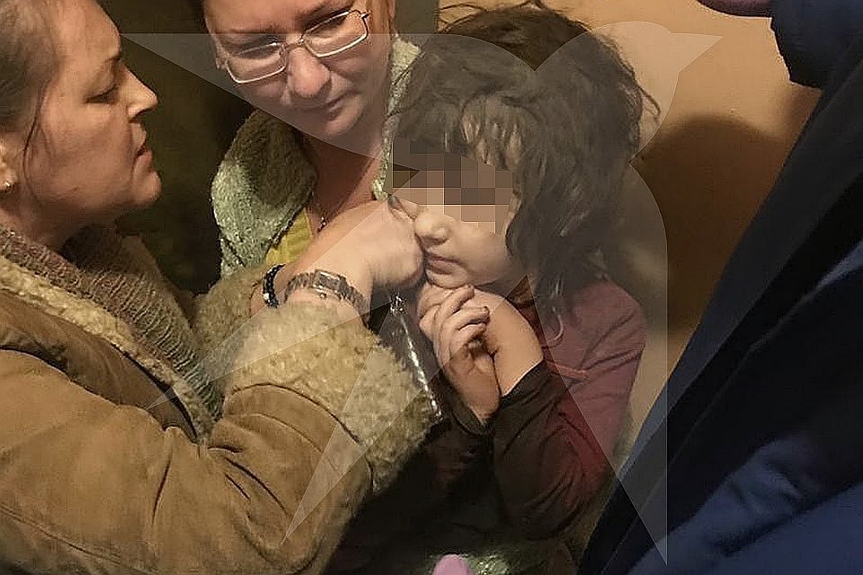 Малышка полгода не выходила на улицу, а последние несколько дней была дома одна без еды