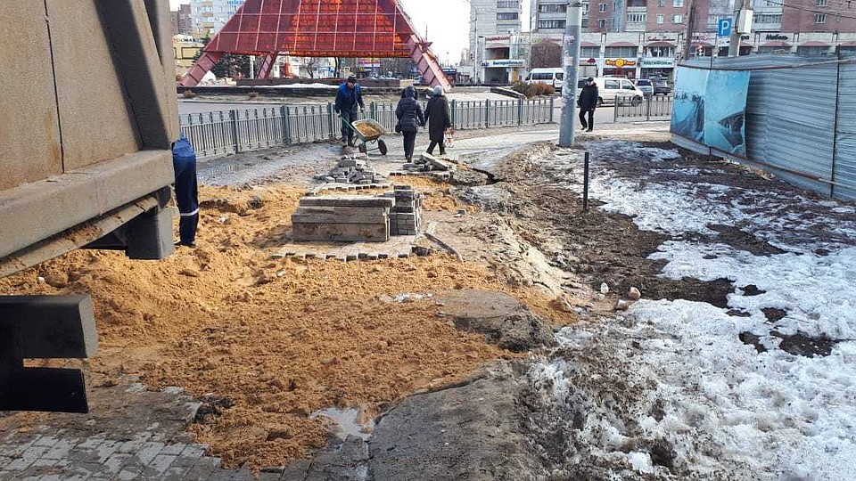 Тротуар у Памятника Славы снова начали приводить в порядок.