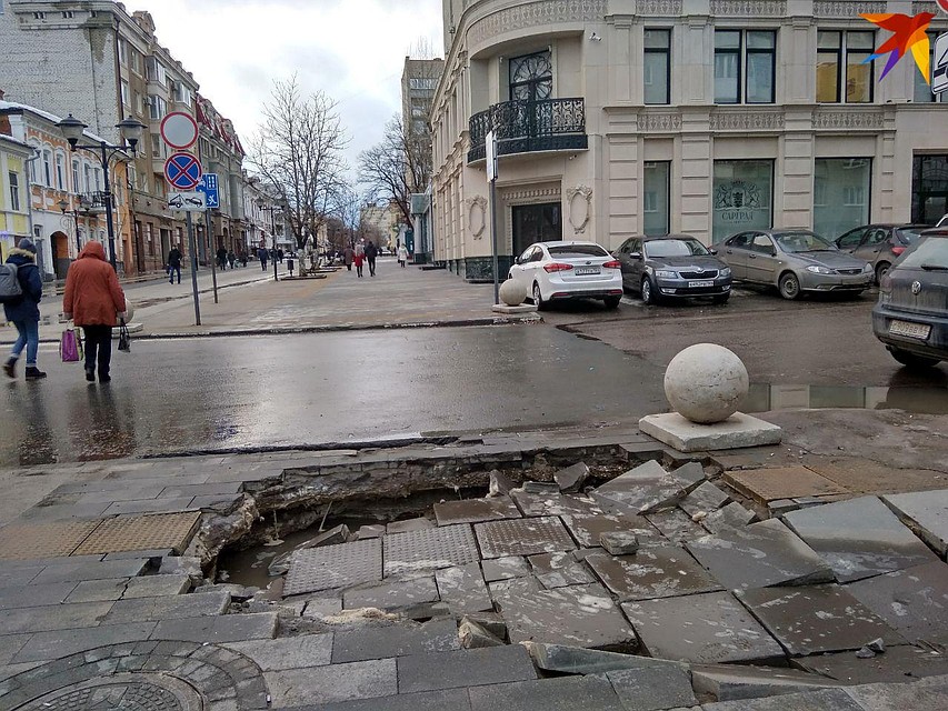 На пешеходной зоне провалилась плитка