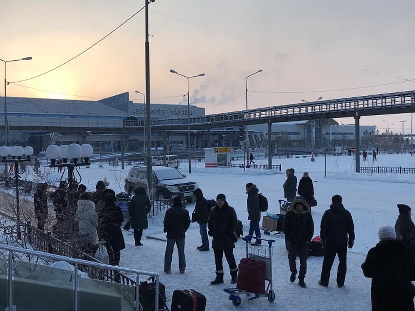 В 6:25 поступил анонимный звонок о минировании здания аэропорта.