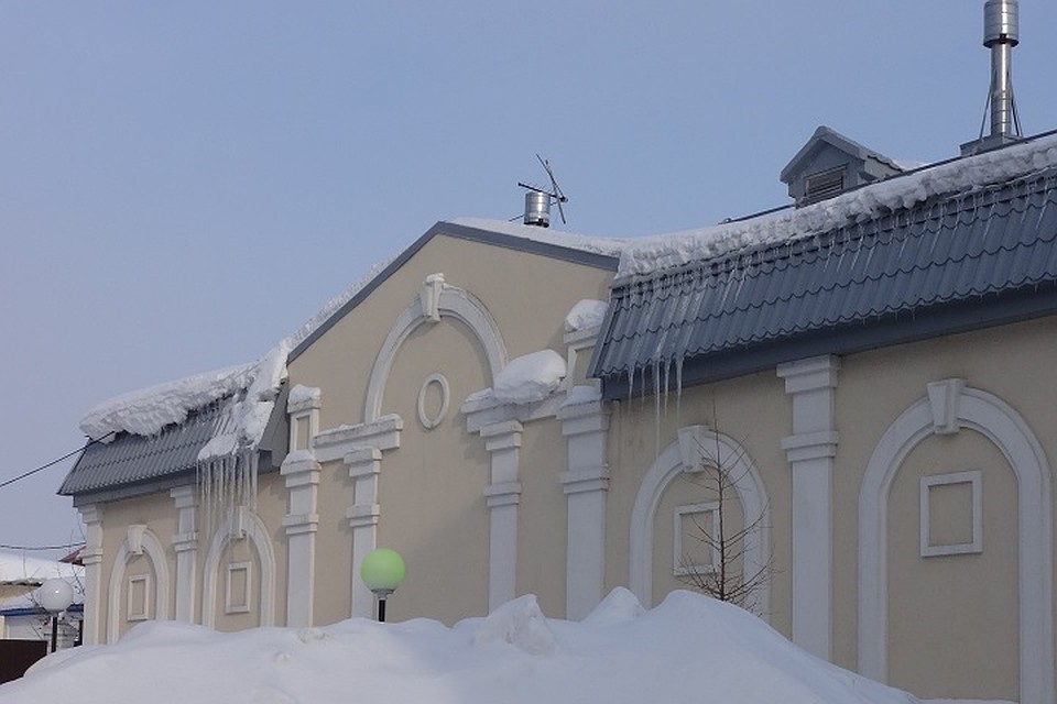 На Ямале наступает сезон сосулек и схода снега с крыш