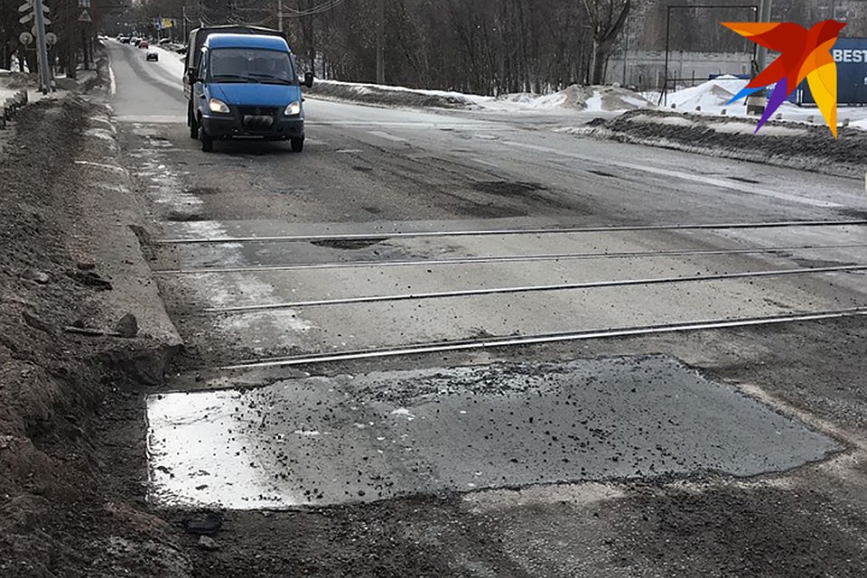 Яму, которая была причиной огромной пробки на Тутаевском шоссе, залатали