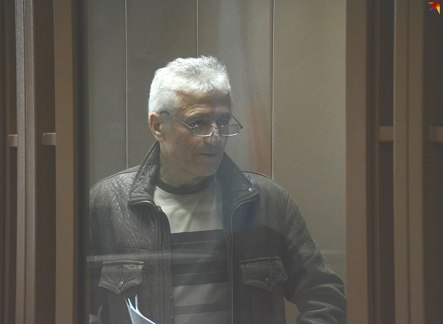 Василий Гончаренко обвиняется в получении взятки в сумме 300 тысяч рублей.