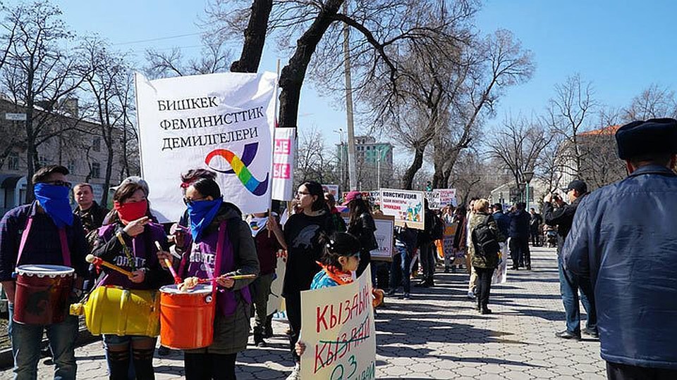 Теперь и в парламенте обсуждают марш феминисток 8 марта.