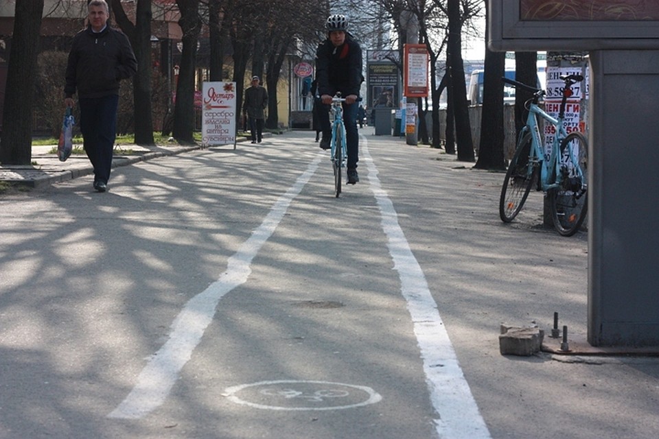В 2014 году, не дождавшись действий от властей, неизвестные калининградцы сами нарисовали вот такую дорожку на Ленинском проспекте.