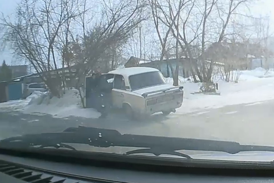 В конце концов преследуемый не справился с управлением и врезался в мусорный контейнер Кадр: ГУ МВД по Кемеровской области